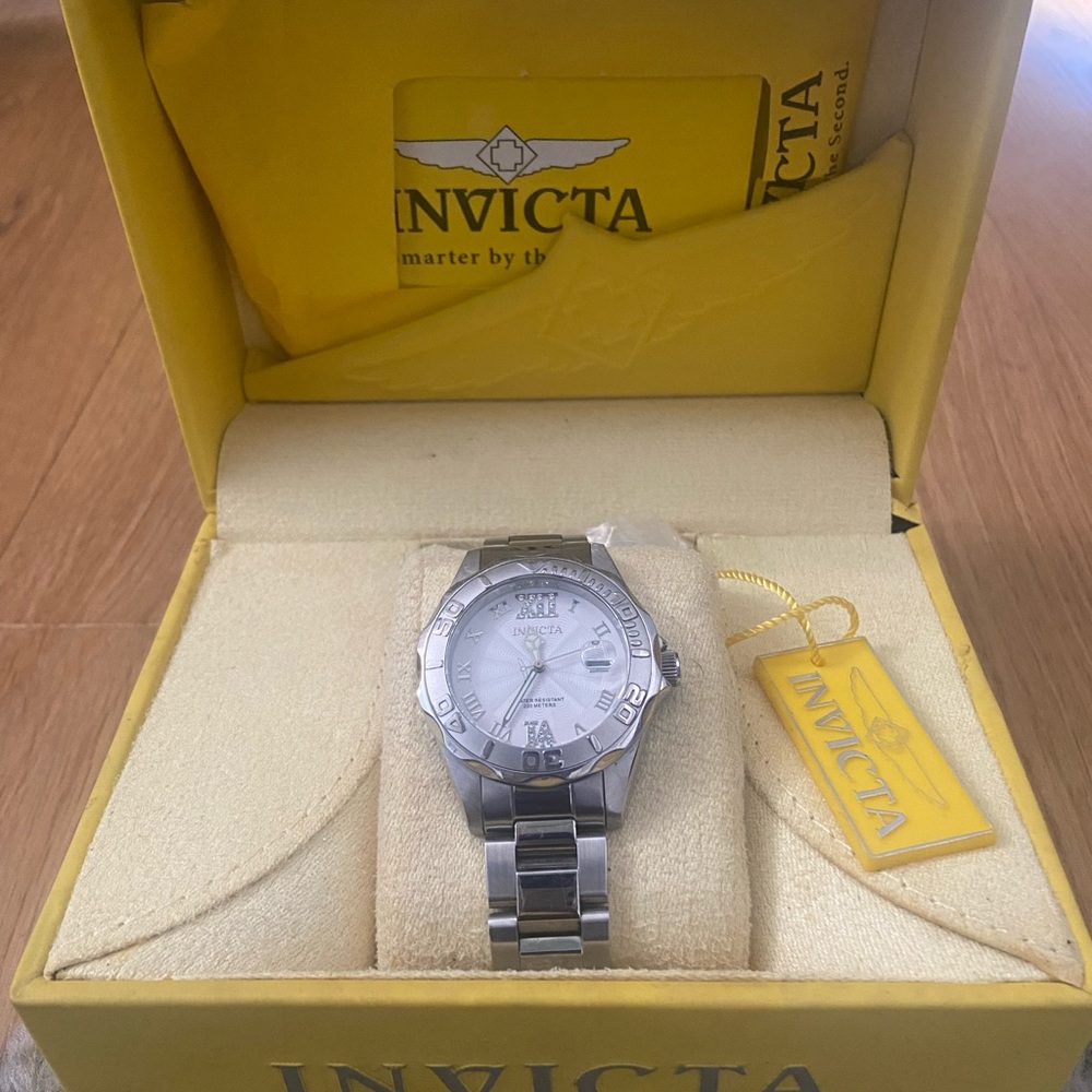 Women’s Invicta. Minor scratches around face. Authenticity card & extra links